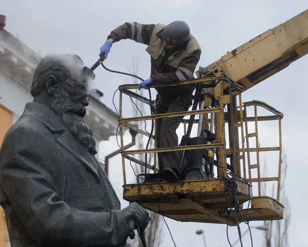 Bir temizlik şirketi çalışanı Kiev Mikhail Hrushevsky için anıt yıkıyor, Mart 16, 2017