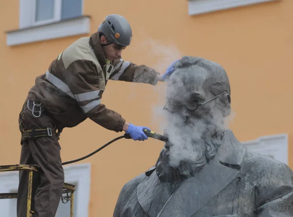 Employé Une Entreprise Nettoyage Lave Monument Mikhaïl Hrouchtevski Kiev Mars — Photo