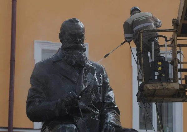 Employé Une Entreprise Nettoyage Lave Monument Mikhaïl Hrouchtevski Kiev Mars — Photo