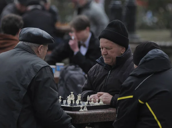 Oudere Mensen Spelen Schaken Shevchenko Park Kiev 2017 — Stockfoto