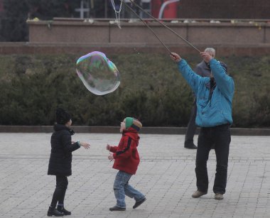 Shevchenko Park'ta bir adam sabun köpüğü şişirdi 15/2017 Kiev