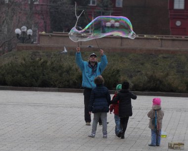 Shevchenko Park'ta bir adam sabun köpüğü şişirdi 15/2017 Kiev