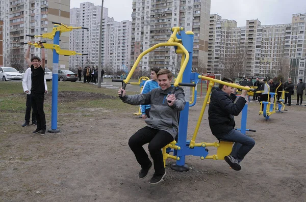 キエフのスポーツフィールドの子供たち 2017 — ストック写真