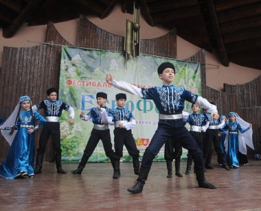 Ulusal kültürlerfestivali sırasında Kırım Tatar kostümleri Çocuklar 