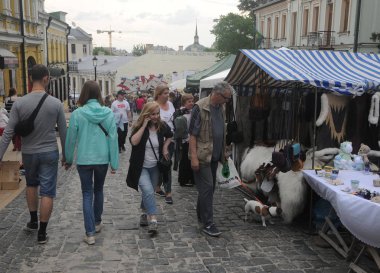 Kiev Günü kutlamaları andriyivsky iniş fuarı, Kiev, Mayıs 25, 2019