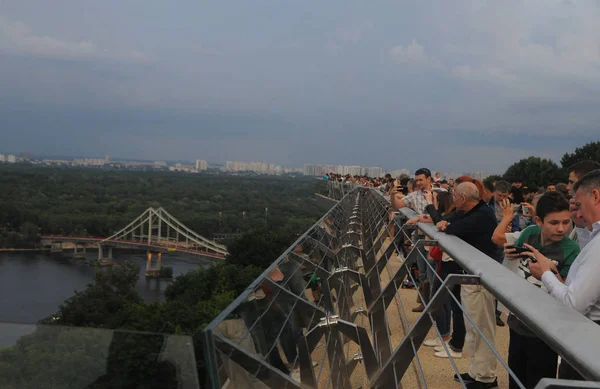 Opening Van Voetgangers Fietsbrug Tussen Het Park Vladimirskaya Gorka Boog — Stockfoto