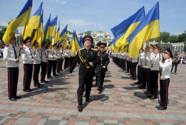Öğrenciler Kiev ilk Ukraynalı öğrenci öğrenciler için tatil-yayın sırasında Ukrayna bayrakları tutmak, Mayıs 29, 2019.