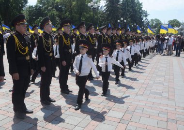 Öğrenciler Kiev ilk Ukraynalı öğrenci öğrenciler için tatil-yayın sırasında Ukrayna bayrakları tutmak, Mayıs 29, 2019