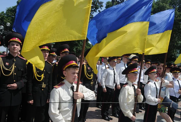 Cadetes Seguram Bandeiras Ucrânia Durante Lançamento Feriado Para Primeiros Alunos — Fotografia de Stock