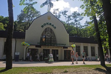 Station yakınındaki insanlar 