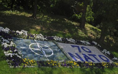 , Kiev 'de Avrupa Meydanı 'nda 70 yıl NATO flowerbed