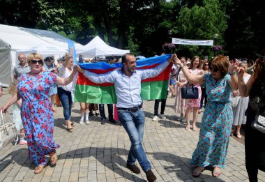 , Kiev, 5 Haziran 2019, Taras Shevchenko Park 'ta ramazan bayram Islami tatil adanmış Kiyv Doğu Fest Festivali sırasında omuzlarında dans Azerbaycan bayrağı olan bir adam