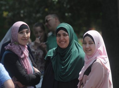 Kiyv Doğu Fest Festivali sırasında Müslüman kadınlar, Taras Shevchenko Parkı 'nda Islam tatil ramazan bayram adanmış, Kiev, 5 Haziran 2019