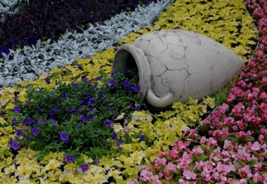 Singing Field Blooming Hellas sergisi sırasında bir amfora ile çiçek aranjmanı, Kiev, Haziran 14, 2019.