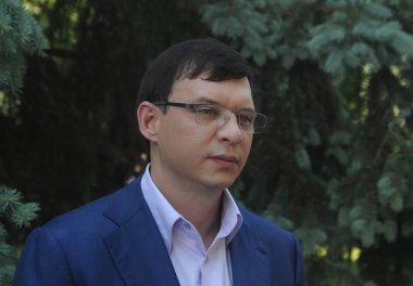 Halk milletvekili Yevgeny Murayev Ukrayna'da Savaş Kurbanları için Keder ve Anma Günü Meçhul Asker Mezarı'nda çiçek bırakma töreninde, Kiev, Haziran 22, 2019