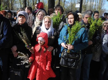 Ortodoks rahip Kiev Palm Pazar kutlamaları sırasında inananları kutsadı, Nisan 9, 2017.