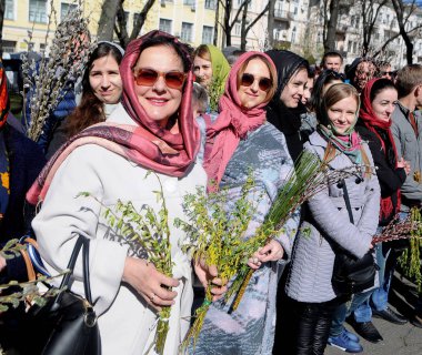 Ortodoks rahip Kiev Palm Pazar kutlamaları sırasında inananları kutsadı, Nisan 9, 2017.