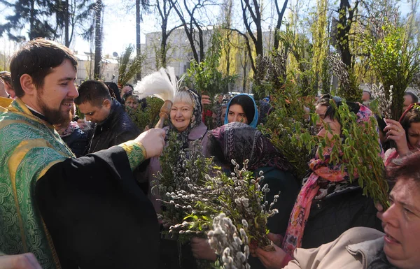 Православний Священик Освячує Віруючих Під Час Святкування Вербної Неділі Києві — стокове фото