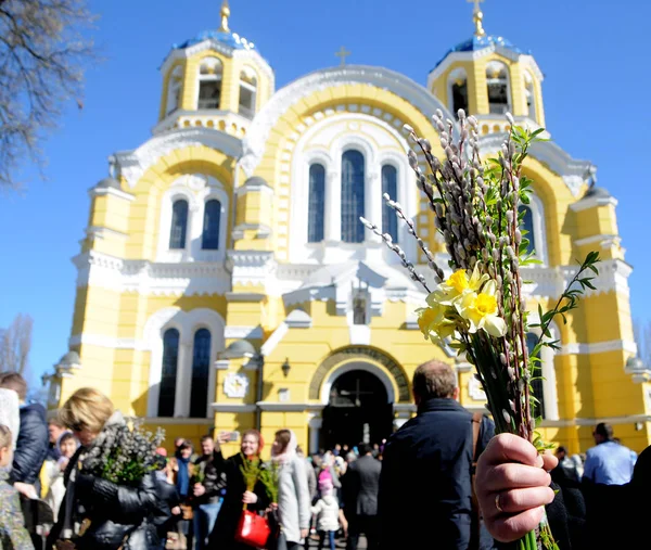 Православний Священик Освячує Віруючих Під Час Святкування Вербної Неділі Києві — стокове фото