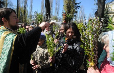 Ortodoks rahip Kiev Palm Pazar kutlamaları sırasında inananları kutsadı, Nisan 9, 2017.