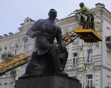 Bir işçi Kiev Wash A Monument flashmob bir parçası olarak Temiz Gün eylem sırasında Ukraynalı besteci Nikolai Lysenko için bir anıt yıkar, Nisan 28, 2017.