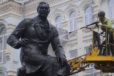 Bir işçi Kiev Wash A Monument flashmob bir parçası olarak Temiz Gün eylem sırasında Ukraynalı besteci Nikolai Lysenko için bir anıt yıkar, Nisan 28, 2017.