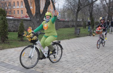 Kahkaha Günü'ne kostüm bisiklet yolculuğu 