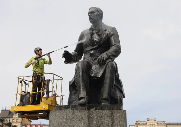 Ouvrier Lave Monument Compositeur Ukrainien Nikolai Lysenko Lors Action Clean — Photo