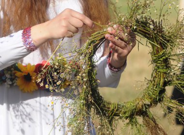 Pirogovo'da Ivan Kupala kutlamaları sırasında kır çiçekleri dokuma çelenk, Kiev, Temmuz 6, 2019