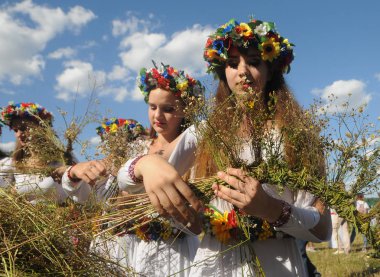Pirogovo'da Ivan Kupala kutlamaları sırasında kır çiçekleri dokuma çelenk, Kiev, Temmuz 6, 2019