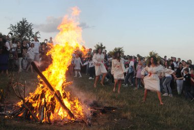 Gençler Pirogovo Ivan Kupala kutlamaları sırasında ateşin etrafında dans, Kiev, Temmuz 6, 2019