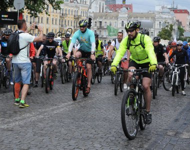 Kiev'deki Ukrayna Bisiklet Günü'nde Sophia Meydanı'nda bisikletçiler, 20 Mayıs 2017