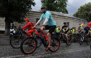 Kiev'deki Ukrayna Bisiklet Günü'nde Sophia Meydanı'nda bisikletçiler, 20 Mayıs 2017