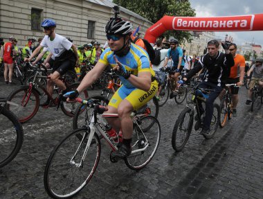 Kiev'deki Ukrayna Bisiklet Günü'nde Sophia Meydanı'nda bisikletçiler, 20 Mayıs 2017