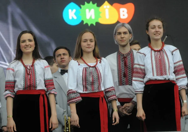 キエフ音楽研究所の創立150周年にフラッシュモブ中の学生 キエフのソフィア広場のR グリエ 2017年5月13日 — ストック写真