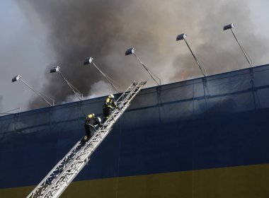 Kiev merkezinde Khreshchatyk ve Bogdan Khmelnitsky Caddesi köşesinde bir evde büyük ölçekli yangın, Haziran 20, 2017