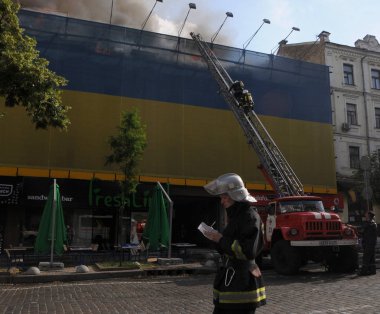 Kiev merkezinde Khreshchatyk ve Bogdan Khmelnitsky Caddesi köşesinde bir evde büyük ölçekli yangın, Haziran 20, 2017