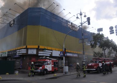 Kiev merkezinde Khreshchatyk ve Bogdan Khmelnitsky Caddesi köşesinde bir evde büyük ölçekli yangın, Haziran 20, 2017