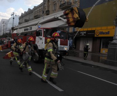 Kiev merkezinde Khreshchatyk ve Bogdan Khmelnitsky Caddesi köşesinde bir evde büyük ölçekli yangın, Haziran 20, 2017