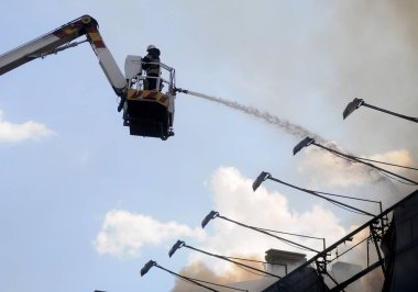 Kiev merkezinde Khreshchatyk ve Bogdan Khmelnitsky Caddesi köşesinde bir evde büyük ölçekli yangın, Haziran 20, 2017