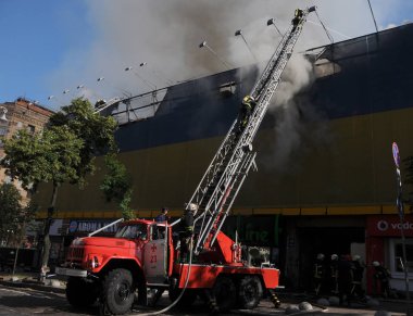 Kiev merkezinde Khreshchatyk ve Bogdan Khmelnitsky Caddesi köşesinde bir evde büyük ölçekli yangın, Haziran 20, 2017