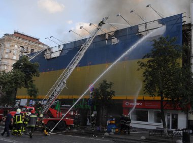 Kiev merkezinde Khreshchatyk ve Bogdan Khmelnitsky Caddesi köşesinde bir evde büyük ölçekli yangın, Haziran 20, 2017