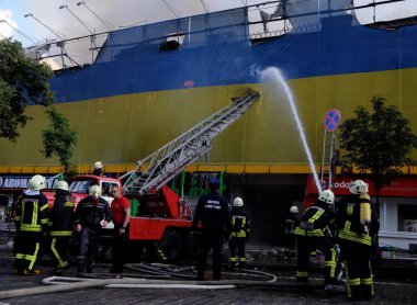 Kiev merkezinde Khreshchatyk ve Bogdan Khmelnitsky Caddesi köşesinde bir evde büyük ölçekli yangın, Haziran 20, 2017