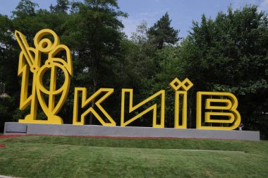 Boryspil karayolu üzerinde yol işareti Kiev 26/06/2017