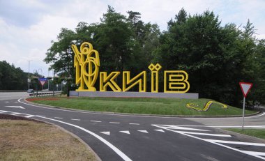Boryspil karayolu üzerinde yol işareti Kiev 26/06/2017