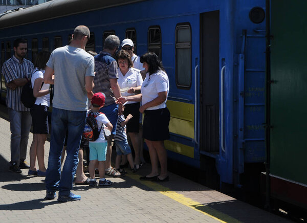 Кондуктор проверяет документы при посадке на ретро-поезд на Центральном железнодорожном вокзале, в Киеве, 28 июня 2017 года
.