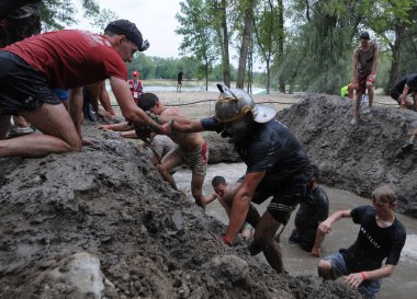 22 Temmuz 2017 'de Kiev' de yapılan beş kilometrelik engelli Legion Run yarışına katılanlar