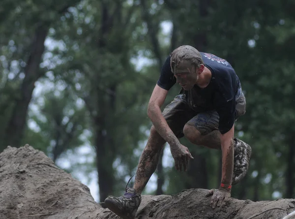 Uczestnicy Pięciokilometrowego Wyścigu Przeszkód Legion Run Kijowie Lipca 2017 — Zdjęcie stockowe