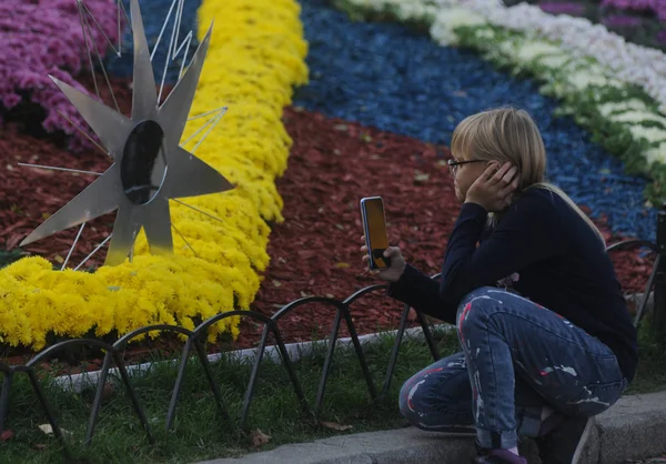 Flicka Fotograferar Blommor Blomsterkonstellationens Krysantemumfestival Sångfältet Kiev Oktober 2019 — Stockfoto