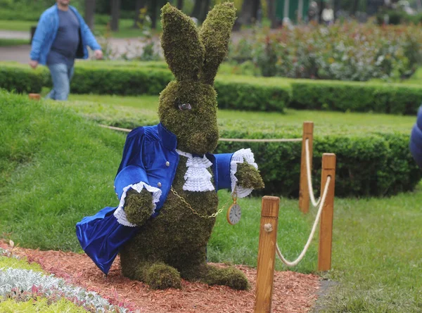 Escultura Coelho Exposição Alice País Das Maravilhas Parque Vitória Kiev — Fotografia de Stock